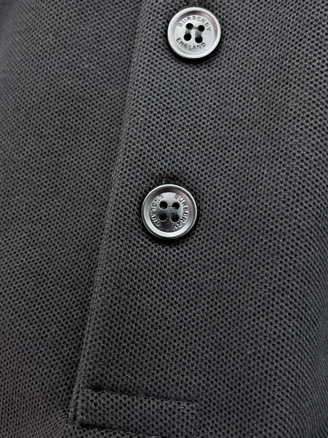 BURBERRY New Arrival Polo shirt, complete with three labels, original fabric, original customized accessories, official Same Style, using 210 grams of pure cotton pique fabric, customized same-tank dyed fabric, very comfortable and smooth to the touch, very wide and stylish, produced by a first-line brand on behalf of Factory, imported Behringer embroidery machine, embroidery is full and textured, imported Kangli direct-injection machine, printing is clear and textured, the collar rib is woven with imported yarn It will not lose shape after being worn for a long time. It is the most New Arrival style in spring and summer. It is fashionable and individual. It is super Versatile and looks good. It is very suitable for both men and women. It is a must-have for everyone. Size: S-XXL